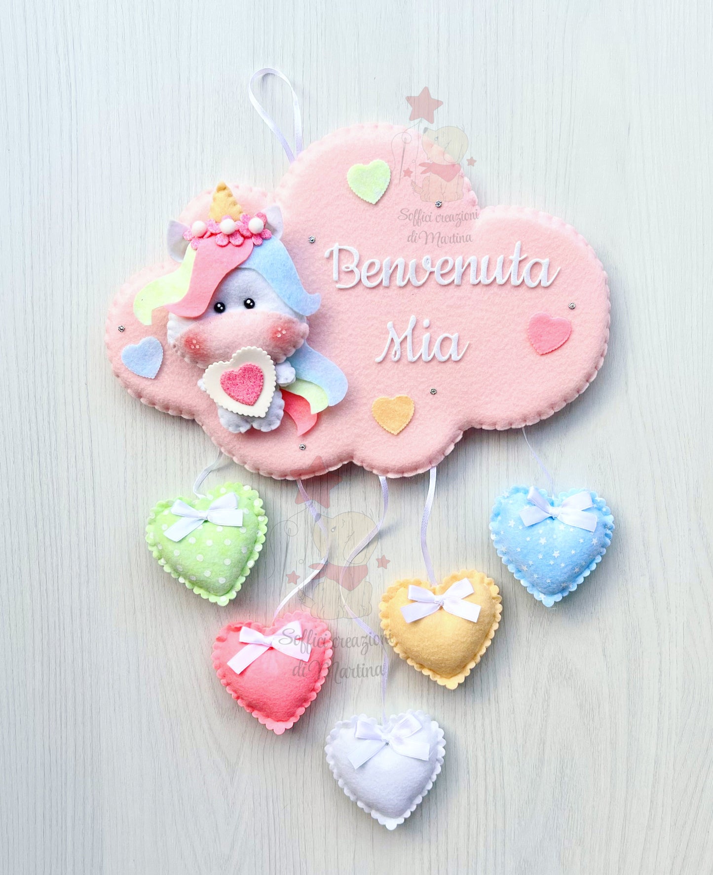 Fiocco nascita a forma di nuvoletta con unicorno e cuoricini pendenti