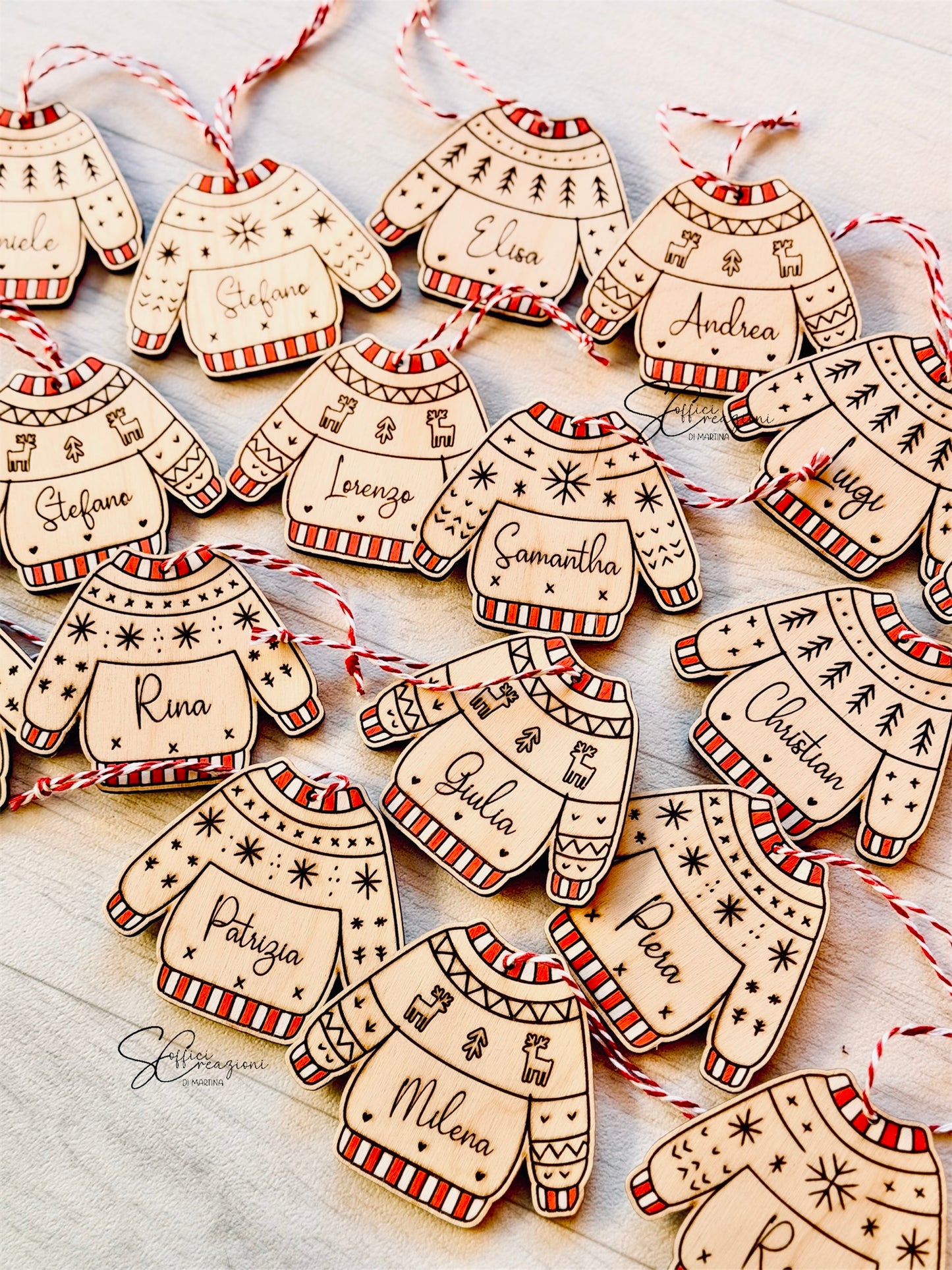 Decorazione Natalizia in Legno – Maglione Personalizzato con Nome