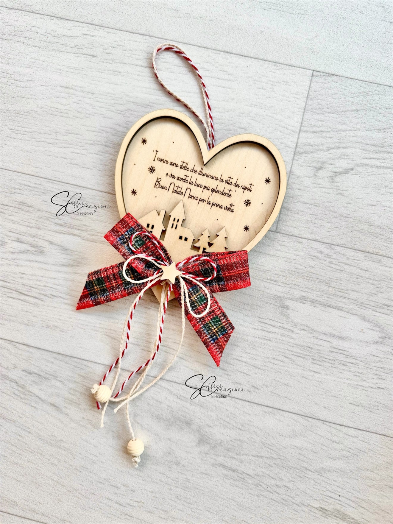 Decorazione natalizia cuore in legno con frase incisa e fiocco scozzese