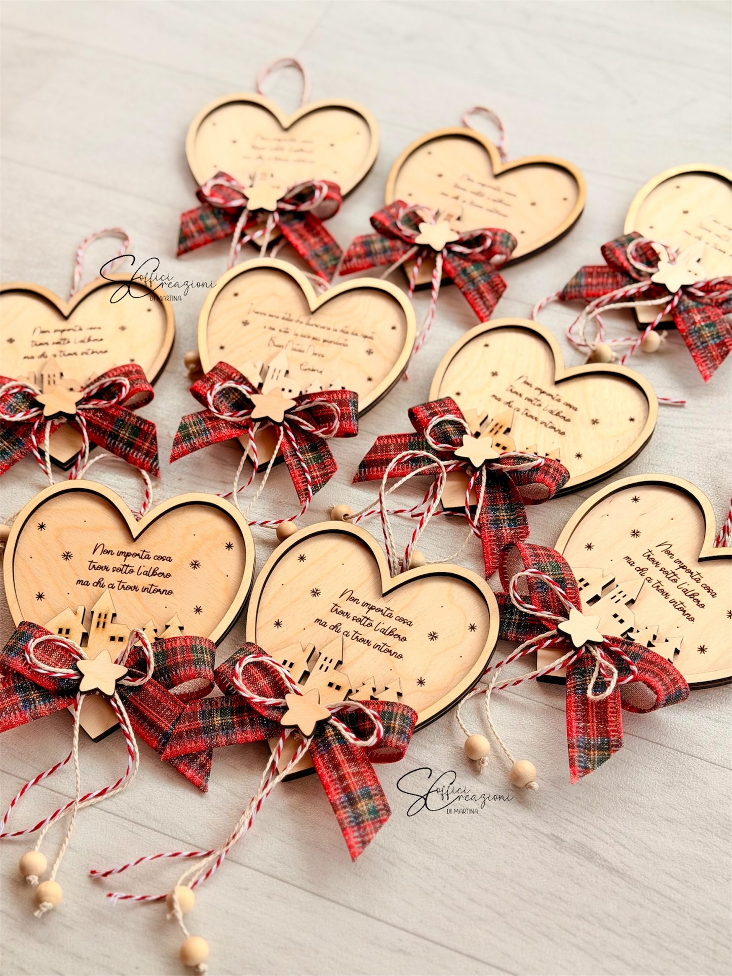 Decorazione natalizia cuore in legno con frase incisa e fiocco scozzese